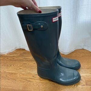 Hunter Women's Original Tall Gloss Rain Boots in Medium Gray